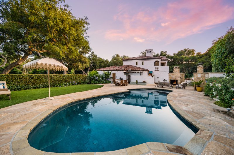 casa con alberca y lindo atardecer