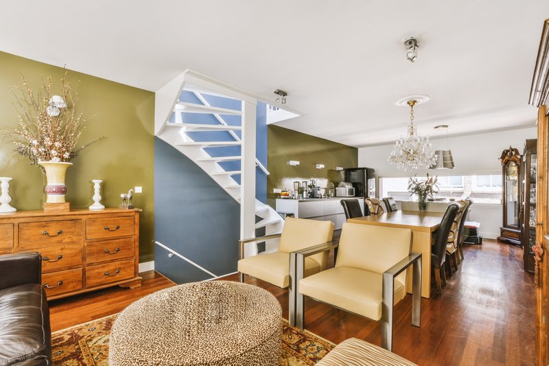 Primer piso dentro de una casa acogedora de dos pisos