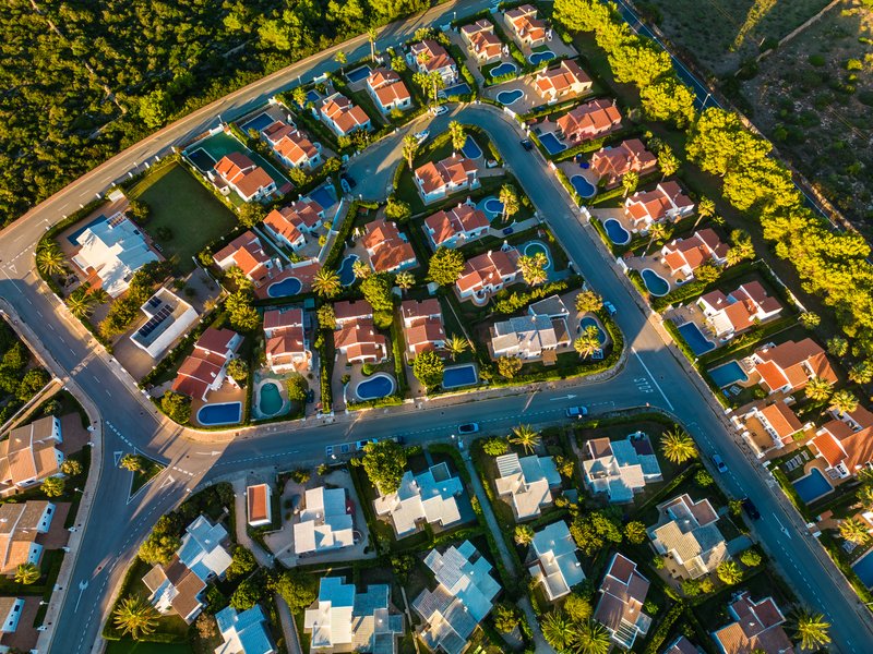 Toma aérea con drone de vecindario en la ciudad de puebla