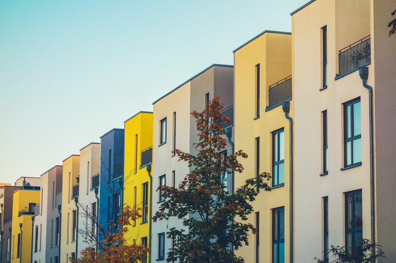edificios de residencial pintados en colores vivos y elegantes